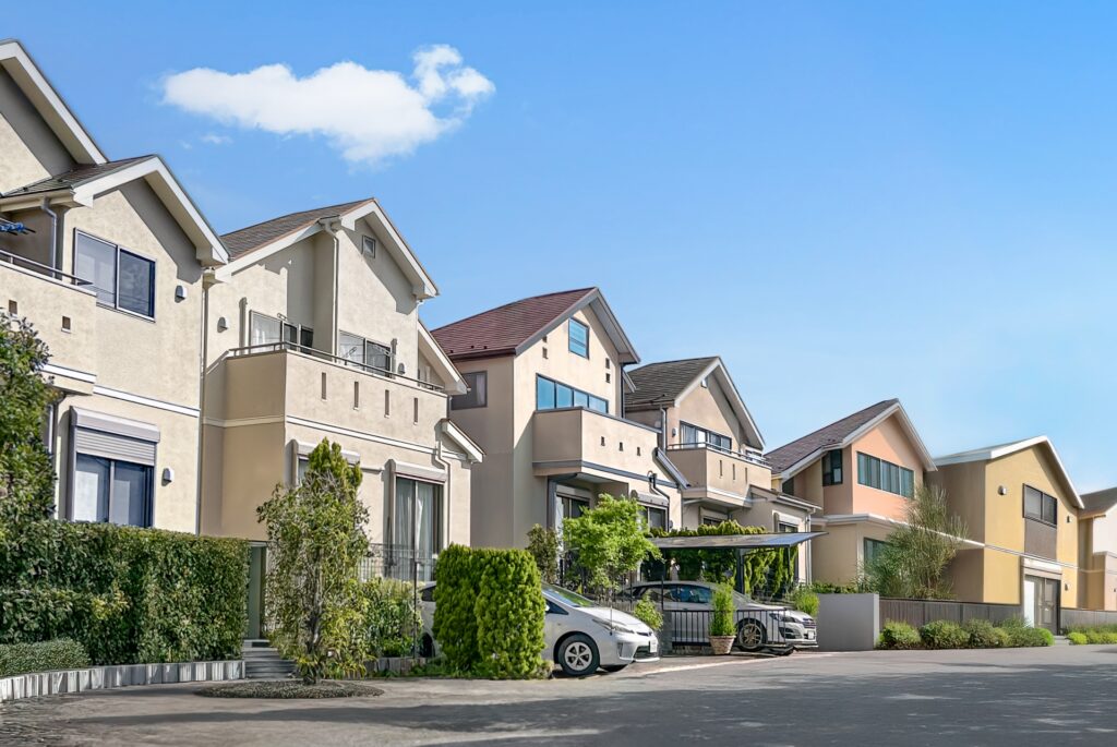 横浜市で実際に多く寄せられる害獣被害の相談事例をイメージした住宅の様子。天井裏の物音やフン被害に不安を感じる家庭の状況
