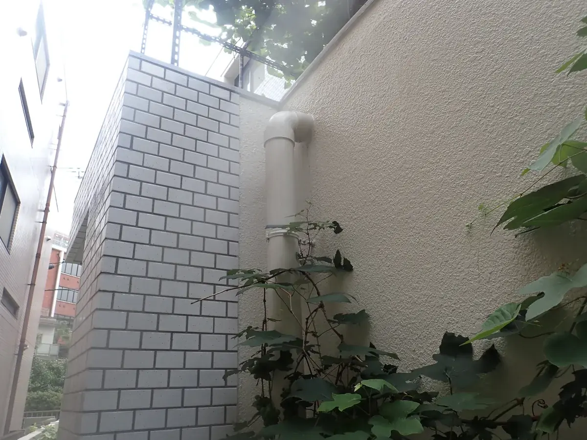 外壁と基礎の取り合いに開いた隙間を地上から寄って写した横浜市の外周調査カット