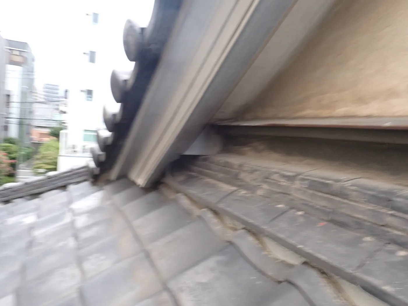 屋根の上から見た、瓦屋根と外壁が接する部分の納まり