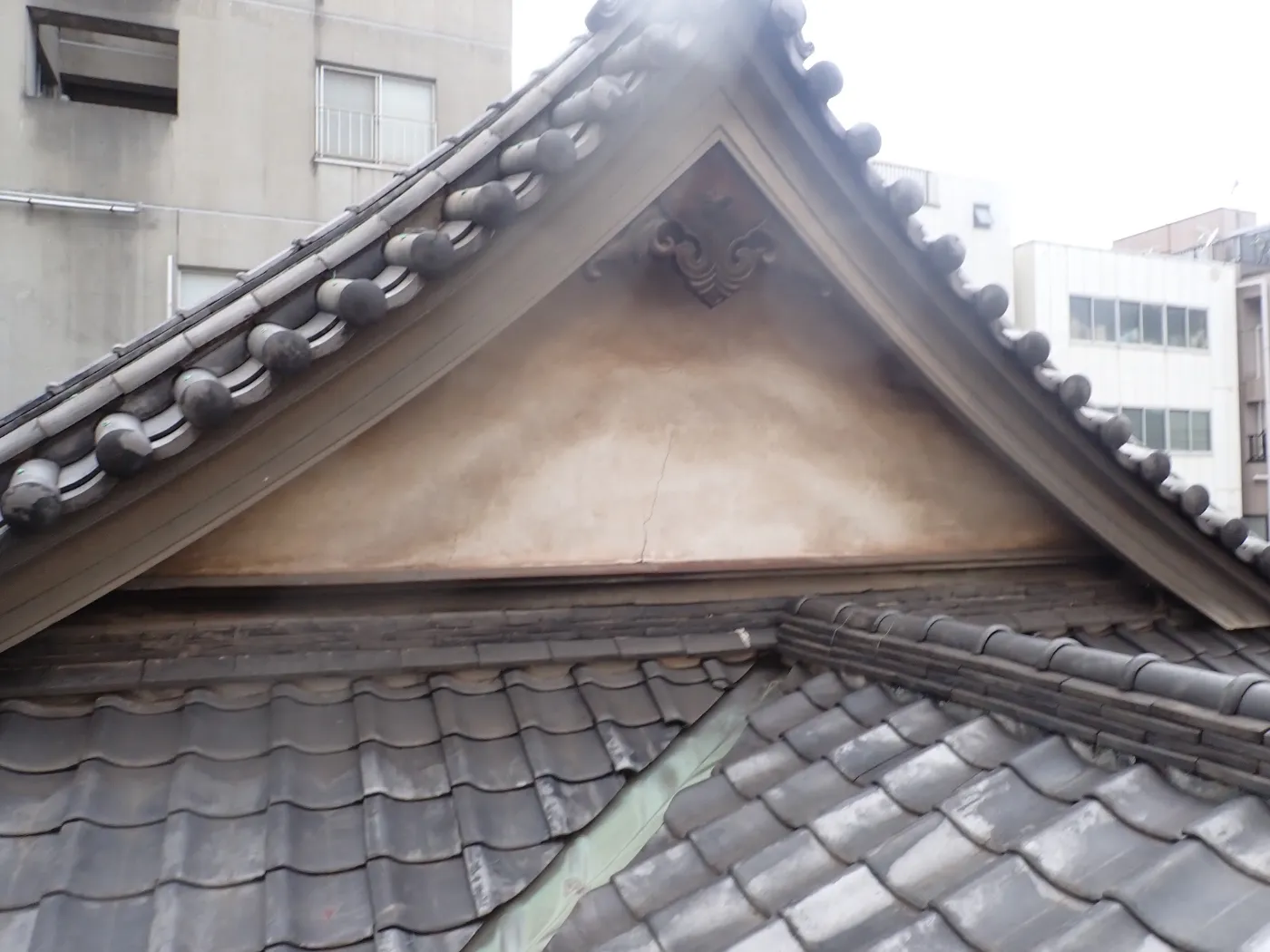 瓦屋根の切妻の妻壁と、その下の屋根との取り合い