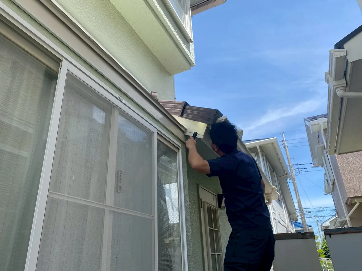 点検ミラーで害獣の侵入口を確認する現地調査