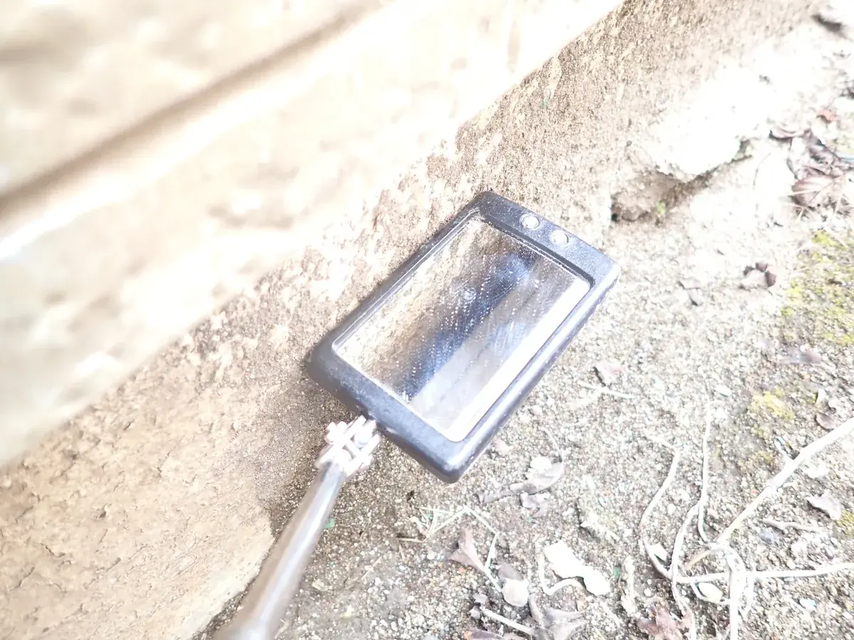 基礎の足元の地面に差し入れた点検ミラー